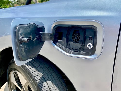 2022-Ford-Lightning-plug-in-ev-carprousa