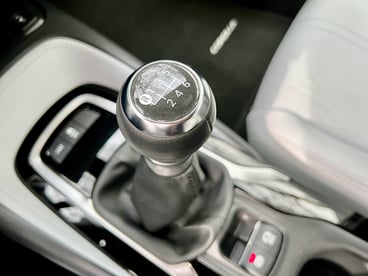 2022-Toyota-Corolla-Hatchback-gear-carprousa