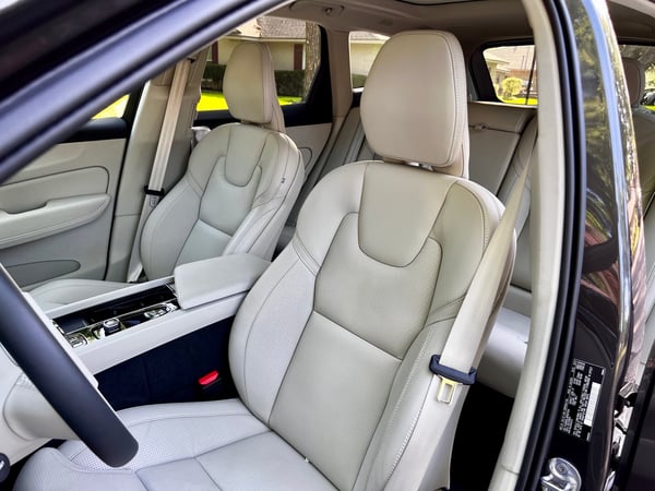 2022-Volvo-XC60-recharge-inscription-front-seats--carpro.jpg