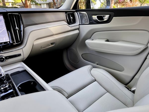 2022-Volvo-XC60-recharge-inscription-wide-interior-carpro 