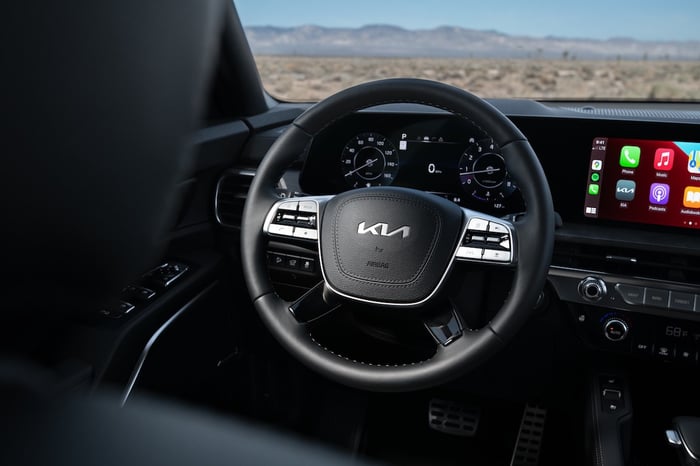 kia-telluride-logo-steering-wheel-2023-credit-kia